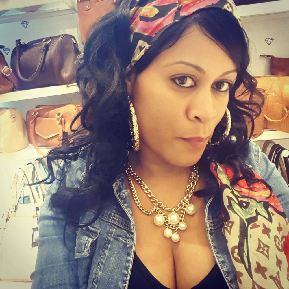 Meet your Posher, Tia-moyo